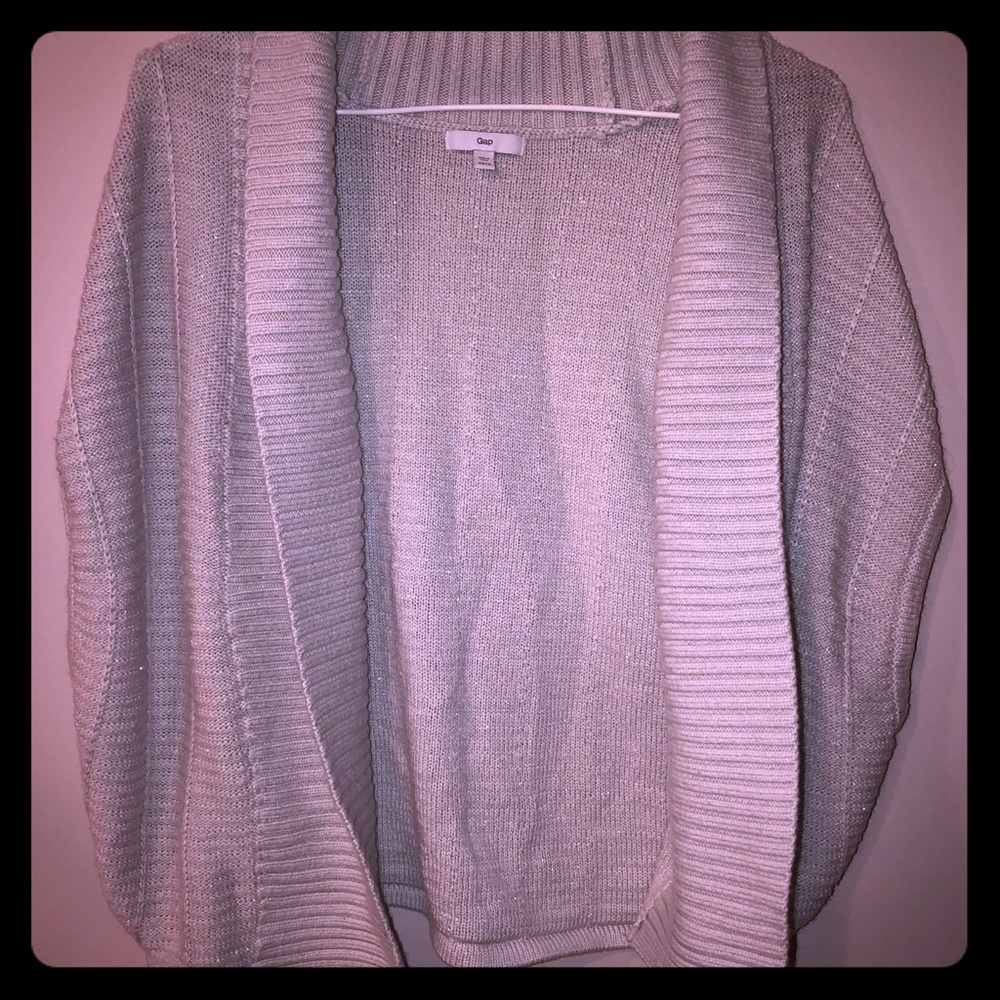 Sleeveless shawl sweater. Silver.